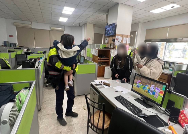 超萌2岁「包尿布」女童寒夜逛大街，帅警化身奶爸，同仁喊「卡哇伊」。(警方提供)