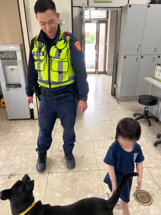 超萌2岁「包尿布」女童寒夜逛大街，帅警化身奶爸，同仁喊「卡哇伊」。(警方提供)