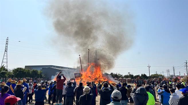 国定古蹟佳里金唐殿今年举办三年一科的癸卯萧壠香科醮典，重头戏「送王」烧王船于16日登场。（张毓翎摄）