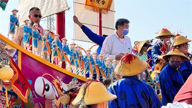 王船添载纸扎的神兵神将。（张毓翎摄）