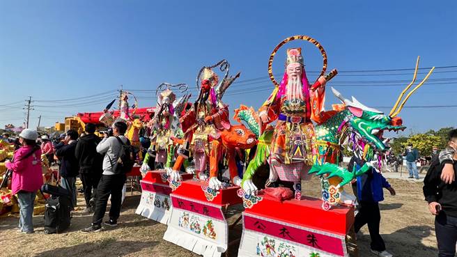 庙方和信眾合力为王船添载纸扎的神兵神将。（张毓翎摄）