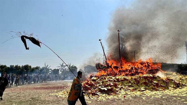 随后在庙方焚香祭拜后，10时10分许火光从船舱冒起。（张毓翎摄）