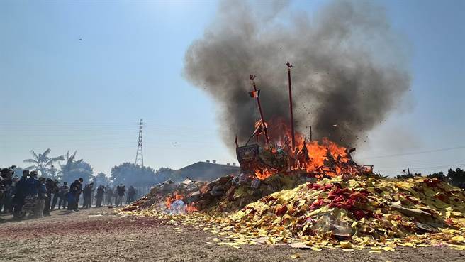 熊熊大火包覆整艘王船。（张毓翎摄）