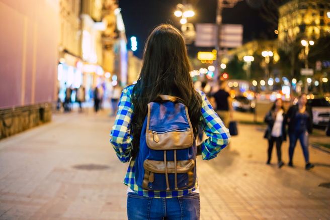 高雄一处社区警卫凌晨上班时，趁机尾随高中生住户进入电梯，甚至出手猥亵。（示意图／Shutterstock）