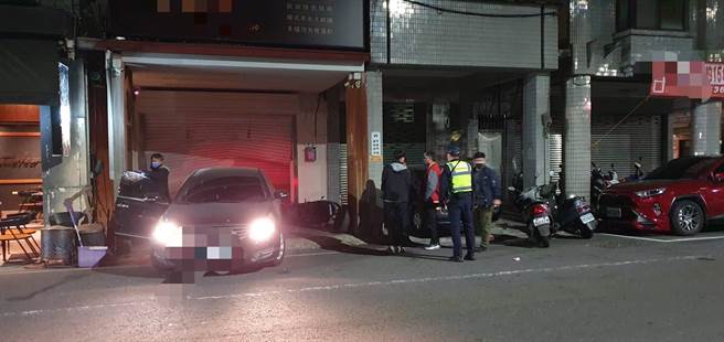 高姓男子不满遭欠百万，开车衝撞店家，才发现原来找错人了。（翻摄照片／崔正纲高雄传真）
