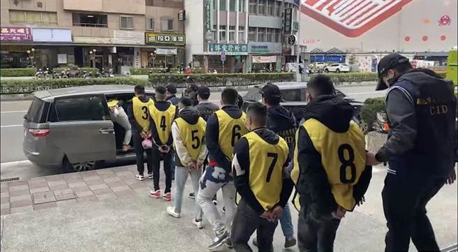 以19岁吴姓男子为首的竹联帮明仁会组织暴力集团从去年11月起犯下多起聚眾伤人、非法掳人以及恐吓，甚至还涉及运毒，三重警方经2个月来的调查后，14日逮捕吴男等9人移送法办。(黄敬文摄)