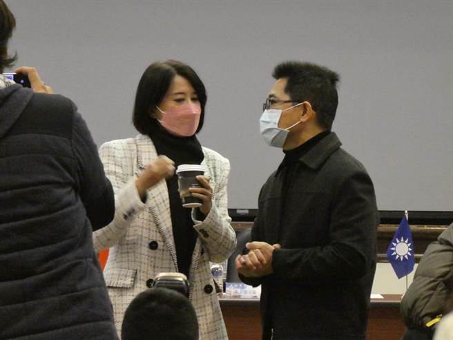 國民黨祕書長黃健庭昨天證實已會見鴻海創辦人郭台銘了解參選2024總統大選意象，黨主席朱立倫上午表示，此行是黃自己約的，後來有跟他講這件事，說要去了解一下相關的情況，「那我說好」，表示尊重，了解一下真實的情況也很好啊。（周志豪攝）