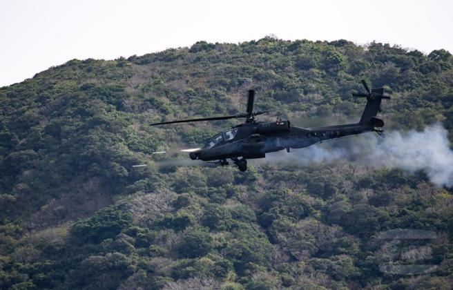 AH-64E攻击直升机依据想定状况的发布，发射海神火箭。(军闻社提供)
