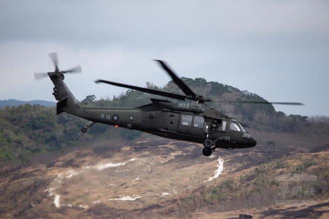 UH-60M黑鹰通用直升机射击M240机枪。(军闻社提供)