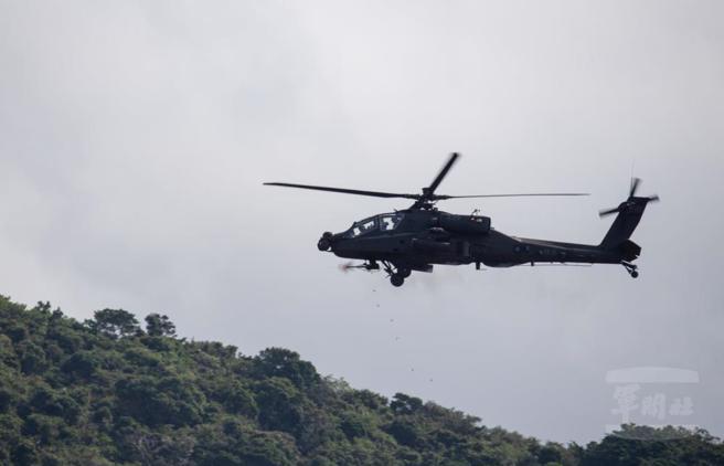 AH-64E攻击直升机射击30链炮。(军闻社提供)