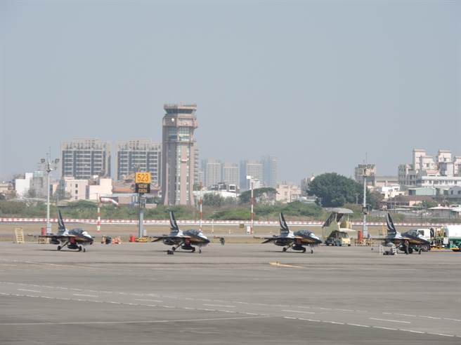 韩国空军黑鹰特技飞行表演队T-50降落高雄机场整补。（洪靖宜摄）