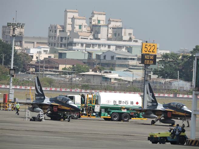 韩国空军黑鹰特技飞行表演队T-50降落高雄机场整补。（洪靖宜摄）