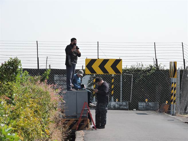 军事航空迷抢拍。（洪靖宜摄）