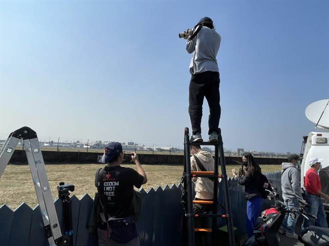 军事航空迷抢拍。（洪靖宜摄）