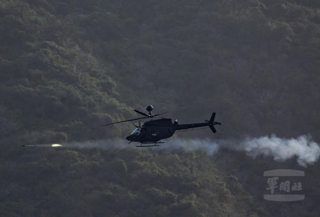 OH-58D战搜直升机执行实弹射击。(军闻社提供)