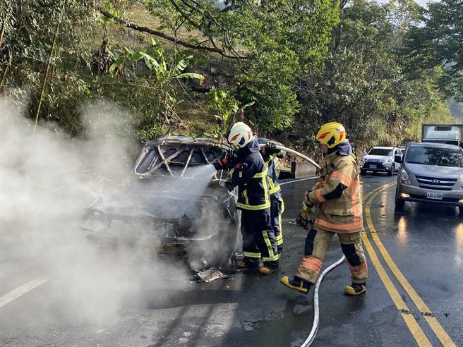 阿里山公路台18線51公里處，今早發生火燒車事故，整輛車付之一炬。（嘉義縣消防局提供∕呂妍庭嘉義傳真）