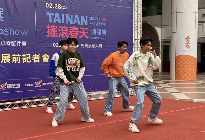 「AcQUA源少年」今天于记者会现场表演劲歌热舞。(曹婷婷摄)