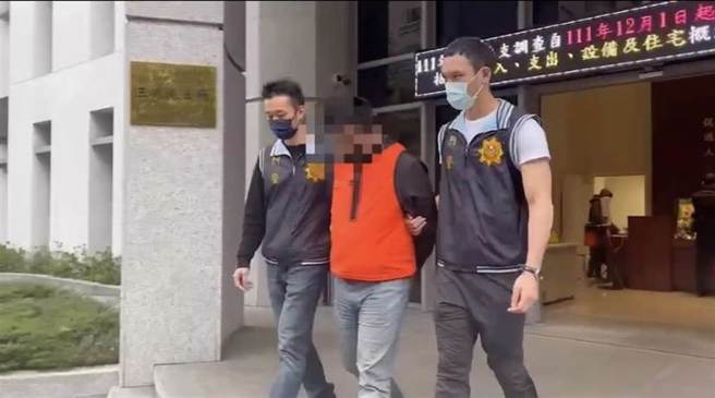 芦洲警方日前扫荡由帮派组织的诈骗集团，15日再逮捕主嫌、竹联帮孝堂松山会成员48岁林姓男子(橘衣者)，共计5人员遭移送法办。(黄敬文翻摄)