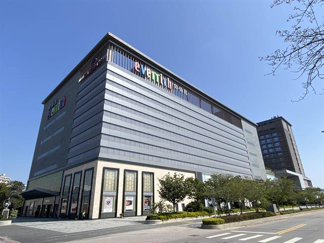 升恒昌金湖广场暨饭店荣获「国家再生能源凭证」，成为金门首间「绿电大楼」。(于家麒摄)