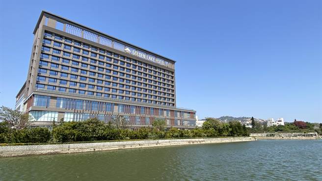 位于金门太湖畔的升恒昌金湖饭店，顶楼建置太阳光电发电系统，自发自用外更产出绿电凭证。(于家麒摄)