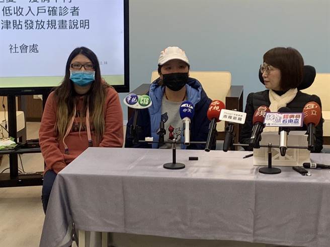 ▲记者会现场也请来两位中低收入户的民眾说明需要染疫慰问金的诉求。（徐佑升摄）