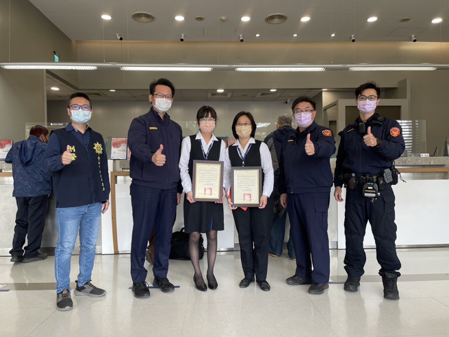 永康分局分局长甘炎民前往银行颁发感谢状及奖励金，向拦阻有功银行襄理、行员表达协助拦阻诈骗感谢。(叶庭欣翻摄)