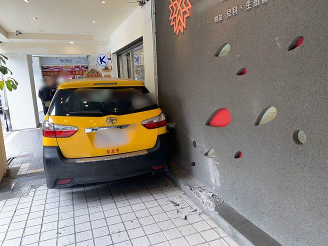 7旬运将开小黄撞上妇产科。（警方提供）