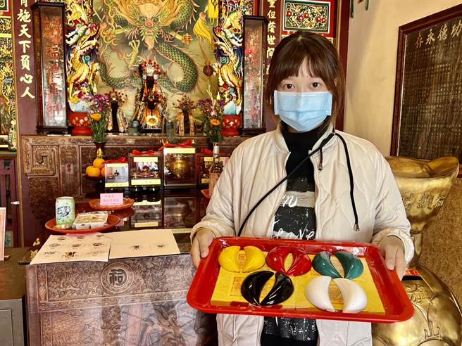 高雄市旗山区最早庙宇旗山福德祠供奉一尊泥塑土地公，今年随着新冠肺炎疫情趋缓，土地公指示自本周六起要办理趣味性掷茭比赛，信眾只要同时掷出五种对色圣茭，就可获得一只1钱纯金999金钱龟，让信眾带回庇佑财运亨通。(林雅惠摄)