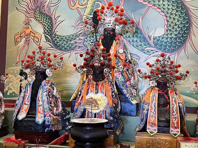 高雄市旗山区最早庙宇旗山福德祠供奉一尊泥塑土地公，今年随着新冠肺炎疫情趋缓，土地公指示自本周六起要办理趣味性掷茭比赛，信眾只要同时掷出五种对色圣茭，就可获得一只1钱纯金999金钱龟，让信眾带回庇佑财运亨通。(林雅惠摄)