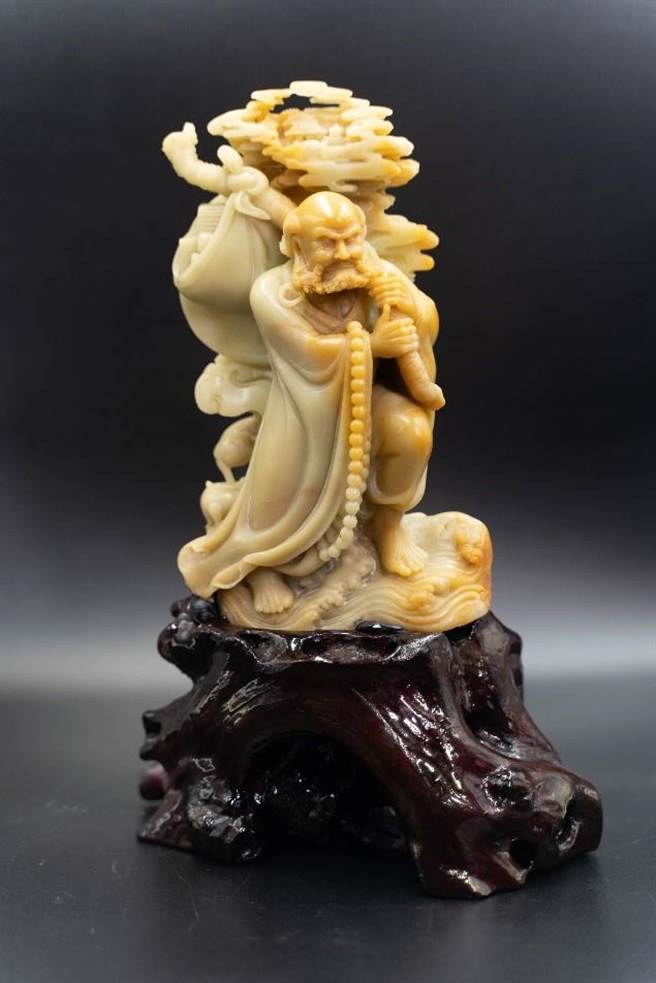 新竹執行分署將於3月7日舉辦紅富海案第5波拍賣會，包括多個青田石雕件。（新竹執行分署提供／謝明俊苗栗傳真）