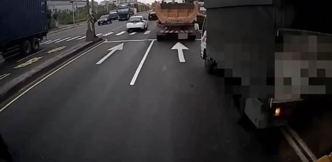 货车切进内线与联结车发生碰撞。（翻摄照片／高雄洪靖宜传真）