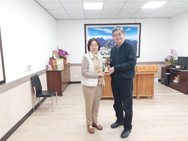 今台电嘉义区营业处副处长顏国俊代表台电颁奖给民雄乡长林于玲，肯定公所推广节电的用心，以及民眾自发性省电的努力。（台电嘉义区处提供∕吕妍庭嘉义传真)