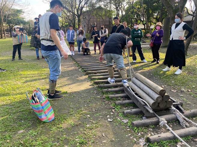花莲原住民族野菜学校日前赴宜兰参访观摩，从中学习对方优点并增进能力，藉以产出更多崭新课程，永续传承原住民族的野菜文化。（花莲县政府原民处提供／罗亦晽花莲传真）