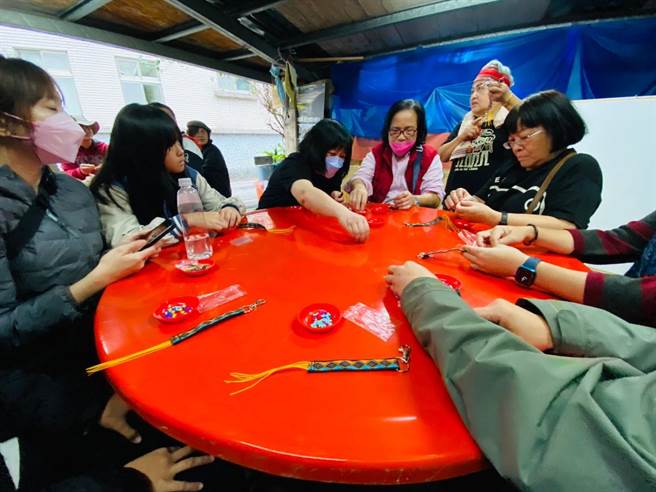 花莲原住民族野菜学校日前赴宜兰参访观摩，从中学习对方优点并增进能力，藉以产出更多崭新课程，永续传承原住民族的野菜文化。（花莲县政府原民处提供／罗亦晽花莲传真）