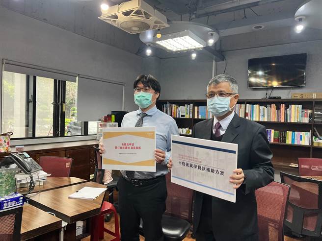 行政院今(16)日在院会拍板教育部「就学贷款补助方案」，教育部政务次长刘孟奇（右）与高教司长朱俊彰（左）于会后说明执行细节。(李侑珊摄)