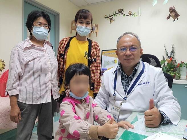 4岁徐姓女童日前罹患急性疱疹性齿龈口腔炎合併霉浆菌感染，嘴巴内冒出多颗水泡溃疡及白点，痛到无法进食，幸经治疗成功退烧，5天后顺利出院。（乌日林新医院提供／潘虹恩台中传真）