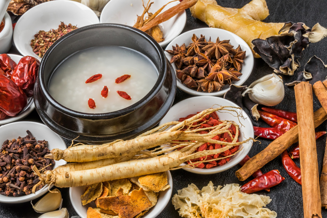 藉由攝取特定的藥物與食物，補養身體以祛病延年，在華人的飲食史中已有數千年的歷史。近年來有關飲食史的研究成果，堪稱豐碩；作為一種日常生活史或社會史的中國飲食研究，牽涉主題相當廣泛；西方飲食史，近年更有興盛之勢。(示意圖/shutterstock)