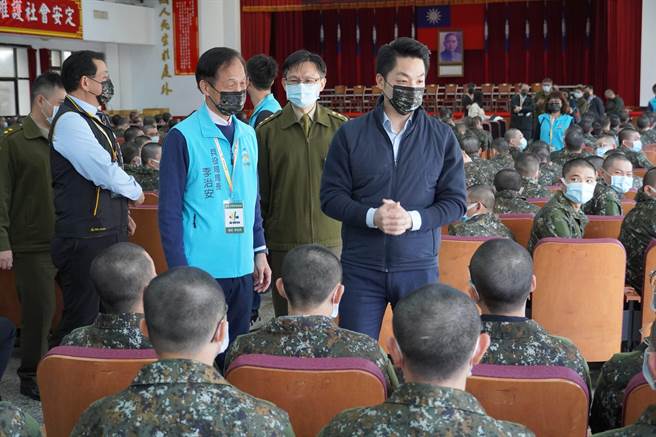台北市長蔣萬安16日率領市府7位局處首長，在台北市軍人服務站長吳遠里陪同下，前往新北五股的憲兵訓練中心慰勞新兵。（台北市兵役局提供／陳薏云台北傳真）