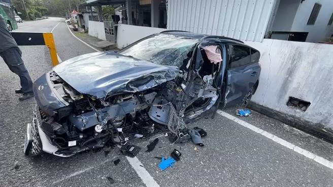 小客車疑超車撞遊覽車 車頭全毀駕駛骨折