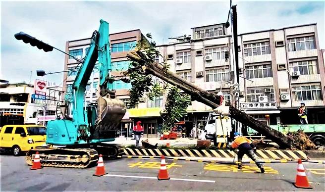 公路总局启动移除作业。（民眾提供／李京升苗栗传真）