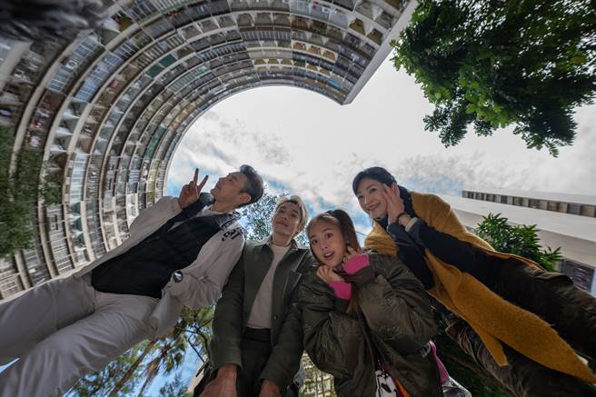 《花甲少年趣旅行3》包伟铭（左起）、曹佑寧、「鬼鬼」吴映洁、方季惟到高雄去旅行。（MyVideo提供）