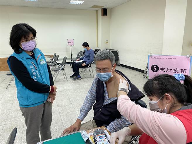嘉义县宣布20日起至3月20日止，设籍嘉县65岁以上民眾，接种任一剂新冠疫苗就能获得500元商品礼券及家用快筛2剂。（嘉义县消防局提供∕吕妍庭嘉义传真）