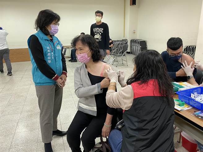 嘉义县卫生局长赵纹华今天下午至接种站关心接种状况。（嘉义县政府提供∕吕妍庭嘉义传真）