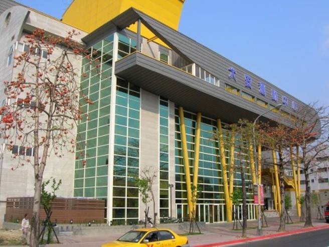 大安运动中心前年9月发生一名男子在游泳池看上另名男子，竟尾随对方进淋浴间，趁对方洗澡时强行闯入并为其口交，最后射精在对方肚子上离开。（翻摄自北市体育局网站）