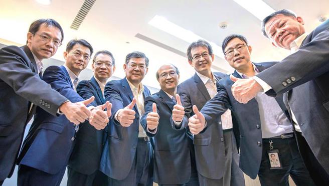 （是方董事長吳彥宏(左四)表示，今年將加速LY2新IDC智能機房建設進度，提升TPIX台北網際網路交換中心排名到全球百大交換中心之列。圖／是方電訊提供）