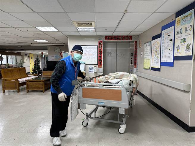 长照住宿式机构照服员人力短缺，卫生福利部台东医院打算自办培训，以改善人力不足问题。（蔡旻妤摄）