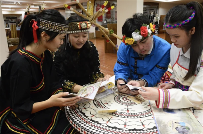 慈济科技大学培育护理人才，开办原住民公费护理专班，学生录取后有学杂、膳食费等补助，成绩达门槛还有零用金、奖学金等，且毕业后可至慈济8家医院服务。（慈济科技大学提供／罗亦晽花莲传真）