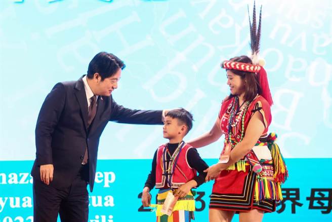 副總統賴清德（左1）16日出席「世界母語日-原住民族語言發展會議」並頒獎。致詞表示，政黨之間的族群政策有一些不同，有的是族群融合，民進黨則是多元尊重，因此原住民族從9族變成16族，用國家計畫推動語言復振。他並提到，台灣的語言中，台灣話流失的比率是60％，客語是70％、原住民語則是90％，非常嚴重。（鄧博仁攝）