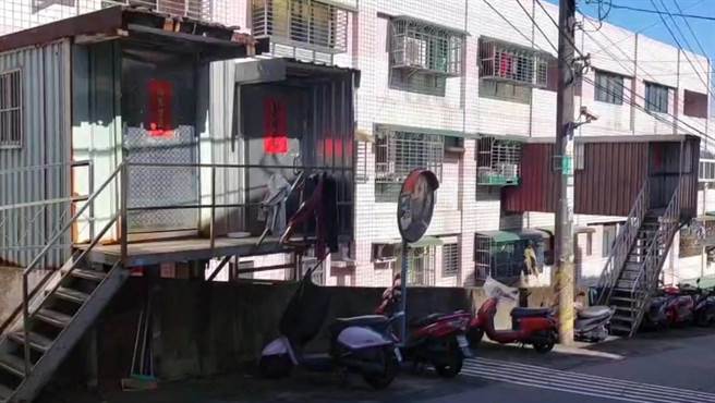桃园市龟山区幸美街1处社区大楼位于山坡地下方，该大楼与山坡地道路齐平的5楼住户疑似不想爬楼梯，竟违建使用铁皮屋当成「空桥」。（翻摄照片）