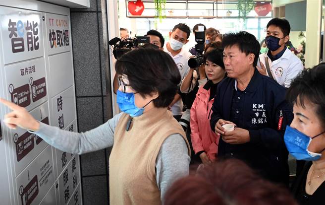 台東縣長饒慶鈴說，「智能櫃取件服務」不受限公務員上班時間，24小時都可取件。（莊哲權攝）